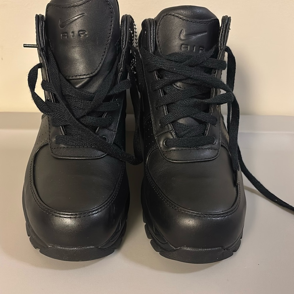 Nike Air Max Goadome Boots Navy Size 8. Like New. Worn Once